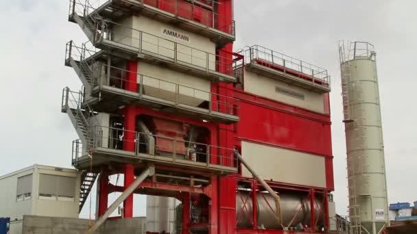 Powerful asphalt mixing plant operating — Stock Video