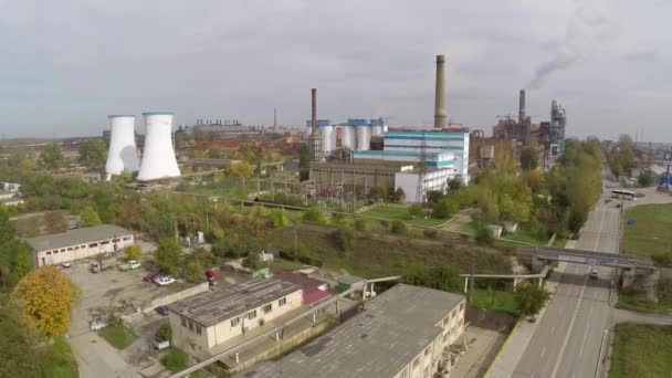 Вид с воздуха на город Тулча, промышленную зону и бокситовый глиноземный завод — стоковое видео