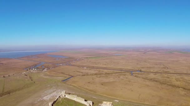 Les ruines de la forteresse médiévale Yeni-Sale (vue aérienne) à Dobrogea, Roumanie — Video