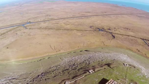 Las ruinas de la fortaleza medieval Yeni-Sale (vista aérea) en Dobrogea, Rumania — Vídeos de Stock