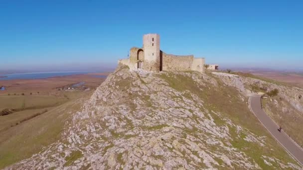 A romok a középkori erődítmény Yeni-eladó (légi felvétel), Dobrudzsában, Romániában — Stock videók