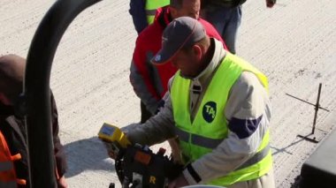 İnşaat işçisi işletme paletli paver makinesi