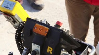 İnşaat işçisi işletme paletli paver makinesi