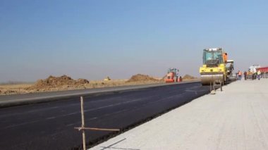 Taze asfalt kaplama, zaman atlamalı tesviye yol silindirleri