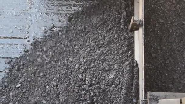 Pavimentadora de seguimiento que pone pavimento de asfalto fresco — Vídeos de Stock