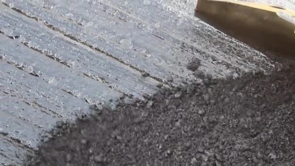 Paver rastreado que estabelece pavimento de asfalto fresco — Vídeo de Stock