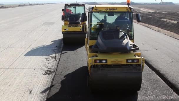 Road rollers leveling fresh asphalt pavement — Stock Video