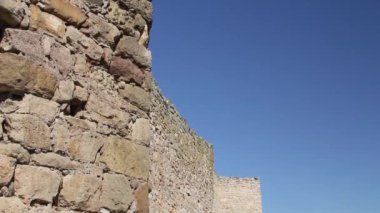 Romanya'nın Dobrogea kentinde ortaçağ kalesi Yeni-Sale'in (savunma duvarları) kalıntıları