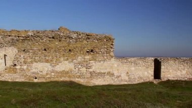 Romanya'nın Dobrogea kentinde ortaçağ kalesi Yeni-Sale'in (muhafaza duvarları) kalıntıları