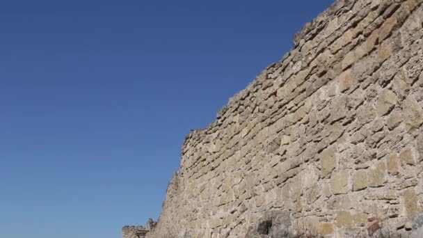As ruínas da fortaleza medieval Yeni-Sale (muralhas defensivas) em Dobrogea, Roménia — Vídeo de Stock