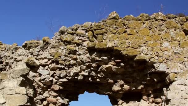 As ruínas da fortaleza medieval Yeni-Sale (portão de arco) em Dobrogea, Romênia — Vídeo de Stock