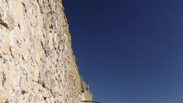 Las ruinas de la fortaleza medieval Yeni-Sale (paredes del recinto) en Dobrogea, Rumania — Vídeos de Stock