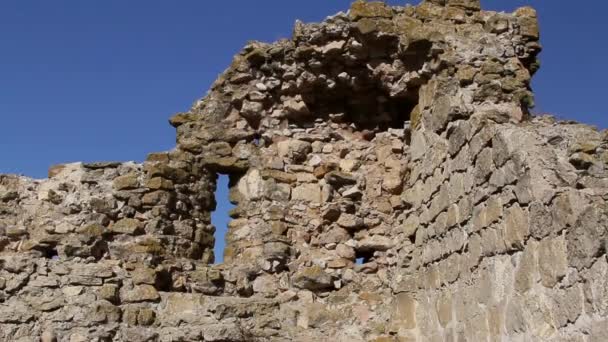 As ruínas da fortaleza medieval Yeni-Sale (torre de defesa) em Dobrogea, Roménia — Vídeo de Stock