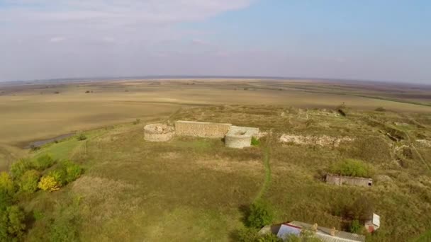 De ruïnes van de oude Geto-Dacische nederzetting Dinogetia, luchtfoto — Stockvideo