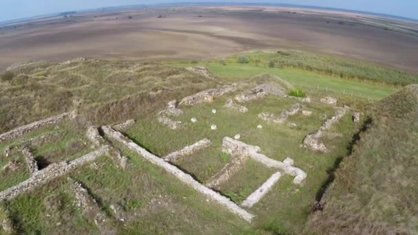 Die Ruinen der antiken geto-dakischen Siedlung Dinogetia, Luftaufnahme — Stockvideo