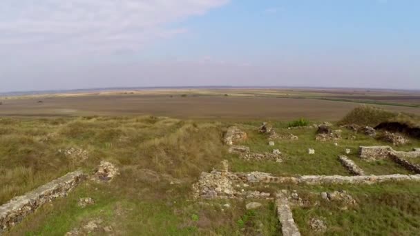 De ruïnes van de oude Geto-Dacische nederzetting Dinogetia, luchtfoto — Stockvideo