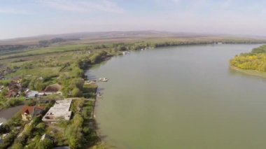 Daha önce denize akan hava görünümünü bir küçük köy ve Tuna