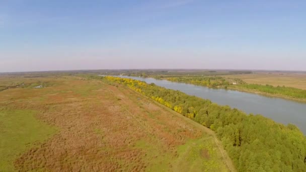 Volando a lo largo del río Danubio — Vídeos de Stock