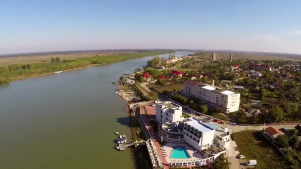 Вид с воздуха на маленькую деревню и Дунай перед тем, как впасть в море — стоковое видео