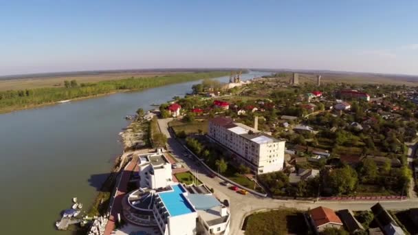 Вид с воздуха на маленькую деревню и Дунай перед тем, как впасть в море — стоковое видео