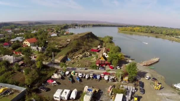 Letecký pohled na malé vesnici a Dunaje před tekoucí do moře — Stock video