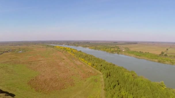 Odkryty pozůstatky římské castrum podél Dunaje lužní, letecký pohled. — Stock video