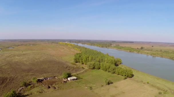 Odkryty pozůstatky římské castrum podél Dunaje lužní, letecký pohled. — Stock video