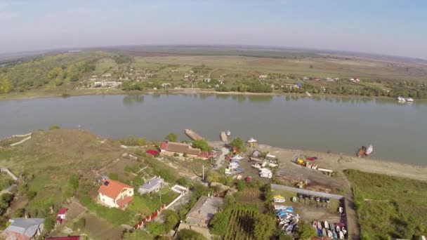 Vue aérienne d'un petit village et du Danube avant de s'écouler dans la mer 