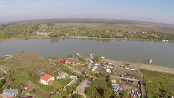 Légifelvételek egy kis falu, és a Duna folyó a tengerbe előtt — Stock videók