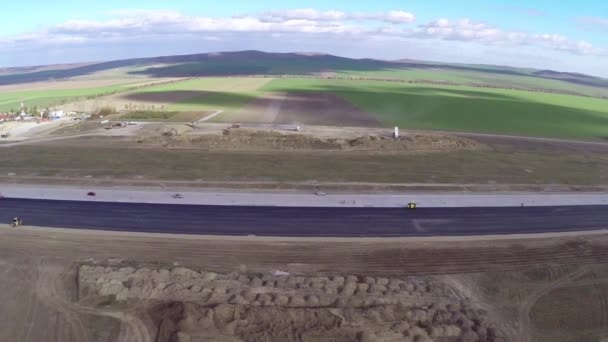 Matériel de construction lourd sur piste d'aéroport, vue aérienne — Video