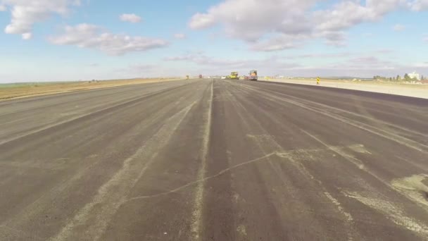 Asfalto recién pavimentado en una pista de aterrizaje del aeropuerto — Vídeos de Stock