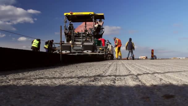 Paver rastreado que estabelece pavimento de asfalto fresco — Vídeo de Stock