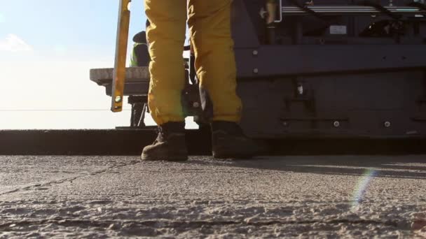 Raupenfertiger verlegt frischen Asphaltbelag — Stockvideo