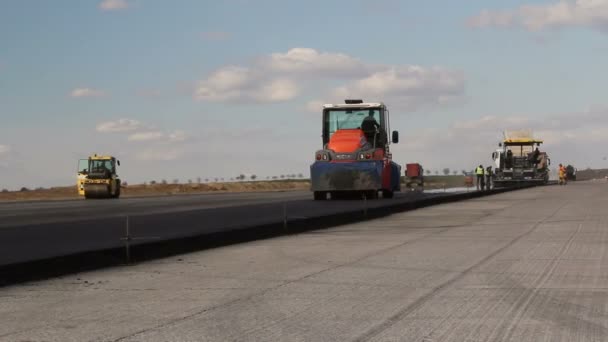 Rolos rodoviários nivelamento asfalto fresco pavimento, lapso de tempo — Vídeo de Stock