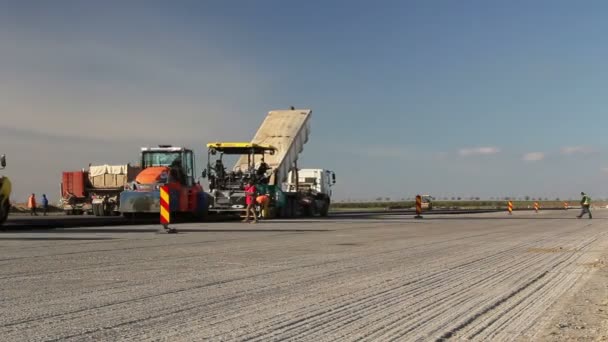 Paver rastreado que estabelece pavimento de asfalto fresco, lapso de tempo — Vídeo de Stock