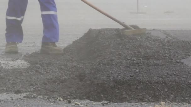 Trabajadores de la construcción nivelando pavimento de asfalto fresco — Vídeo de stock