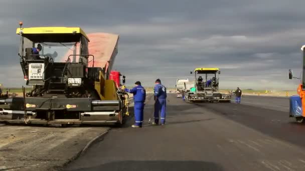 Гусеничний асфальтоукладальників укладання свіжі асфальт тротуар, проміжок часу — стокове відео