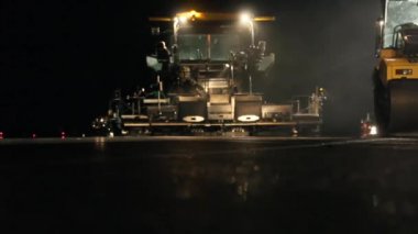 Gece taze asfalt kaplama tesviye yol silindirleri