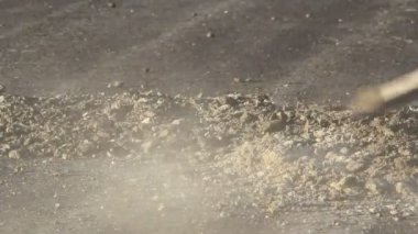 Pist inşaatta kürekle çalışan