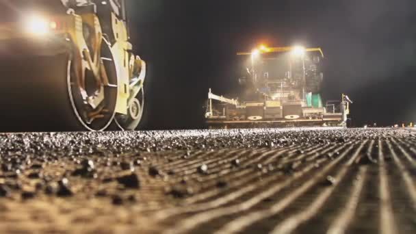 Straßenwalzen ebnen nachts frischen Asphaltbelag — Stockvideo