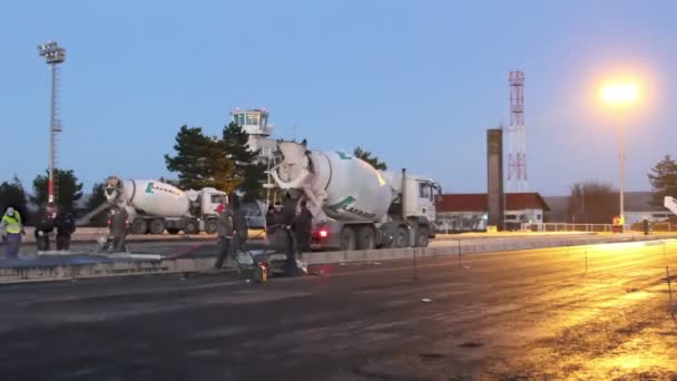 航空機、タイムラプス用駐車場建設にコンクリートを注ぐセメント トラック — ストック動画
