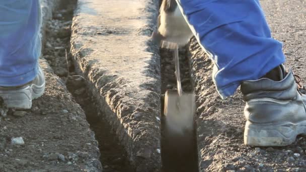 Arbetaren gräva diken att lägga kablar för airfield belysningssystem — Stockvideo