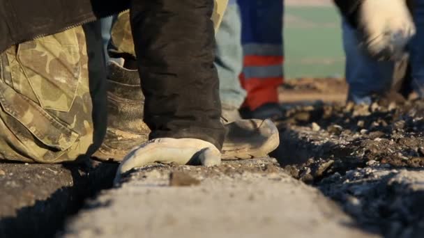 Los trabajadores cavan trincheras para tender cables para el sistema de iluminación del aeródromo — Vídeos de Stock