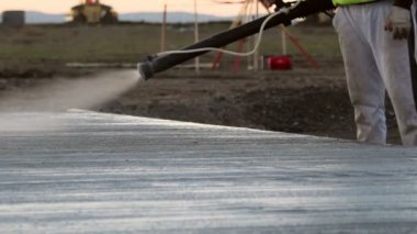 Donma önlemek için çalışan bir beton yüzey üzerinde tedavi uygulanması