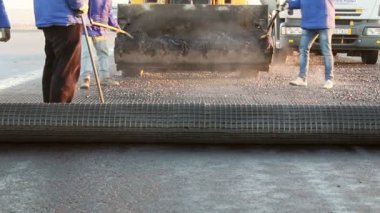 Kaldırım için hazırlık bir yüzey üzerinde çalışanları güçlendirme uygulama kafes