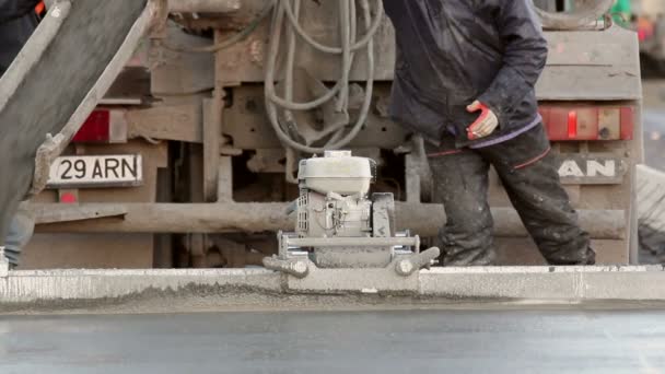 Caminhão de cimento derramando concreto em uma construção de estacionamento para aeronaves — Vídeo de Stock