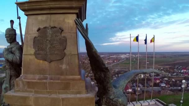 Il monumento dell'indipendenza nella città di Tulcea, vista aerea — Video Stock