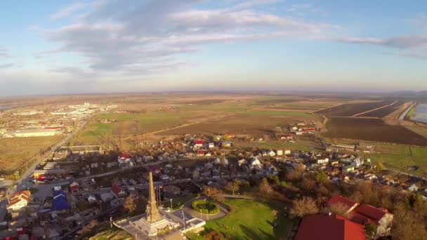 Vista aérea de la ciudad de Tulcea y el monumento de la independencia construido en el año 1899 — Vídeos de Stock