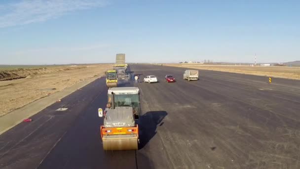 Sledované dlažba zadlážděna čerstvý asfalt, letecký pohled — Stock video