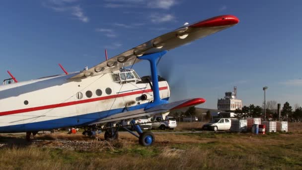 Vecchio biplano russo pronto al decollo — Video Stock